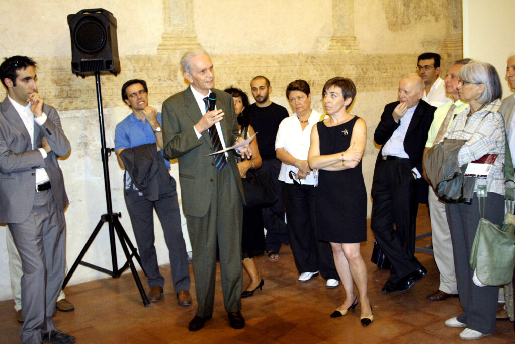 Giampaolo Ropa, nel 2007, all'inaugurazione della mostra "Il tesoro dei capitani". Sulla destra, don Giulio Malaguti.